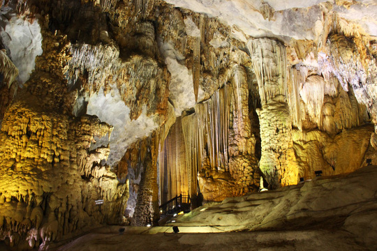 Paradise Cave Viet Nam