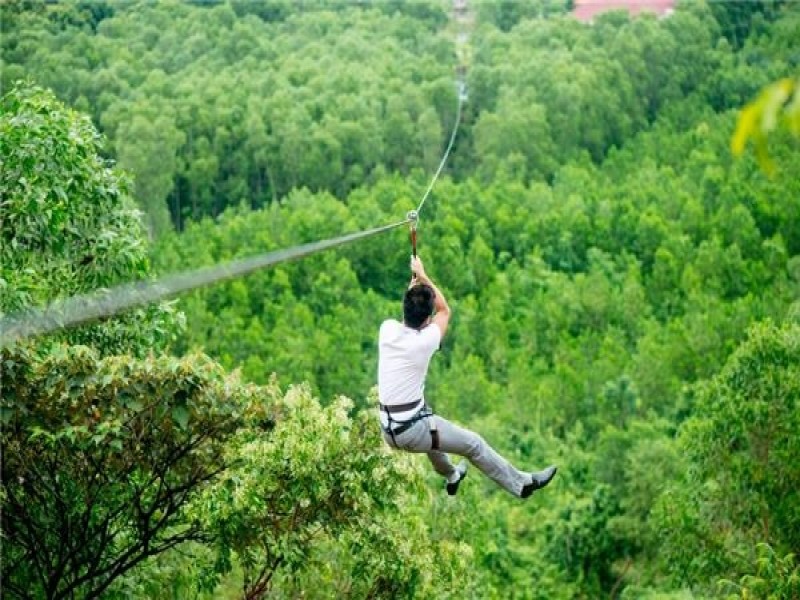 Zipline – trò chơi đu dây mạo hiểm ở suối nước nóng Thanh Tân