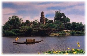 Perfume-river-hue-thien-mu-pagoda